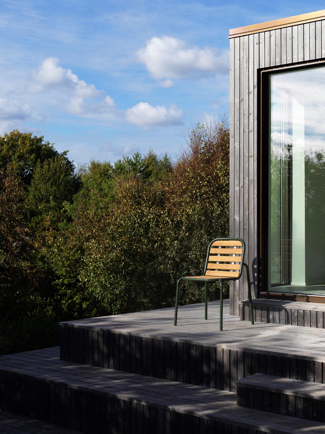 Vig Robinia Stuhl in Dunkelgrün präsentiert im Onlineshop von KAQTU Design AG. Gartenstuhl ist von Normann Copenhagen