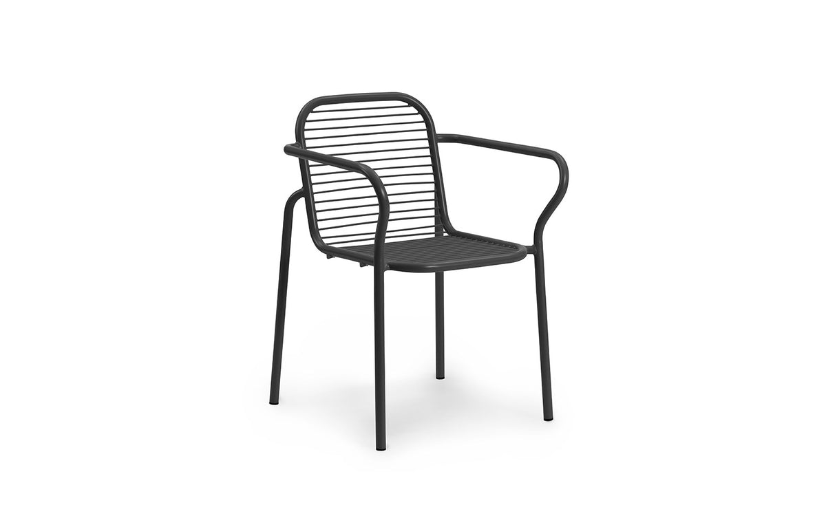 Vig Armlehnstuhl in Schwarz präsentiert im Onlineshop von KAQTU Design AG. Gartenstuhl mit Armlehnen ist von Normann Copenhagen