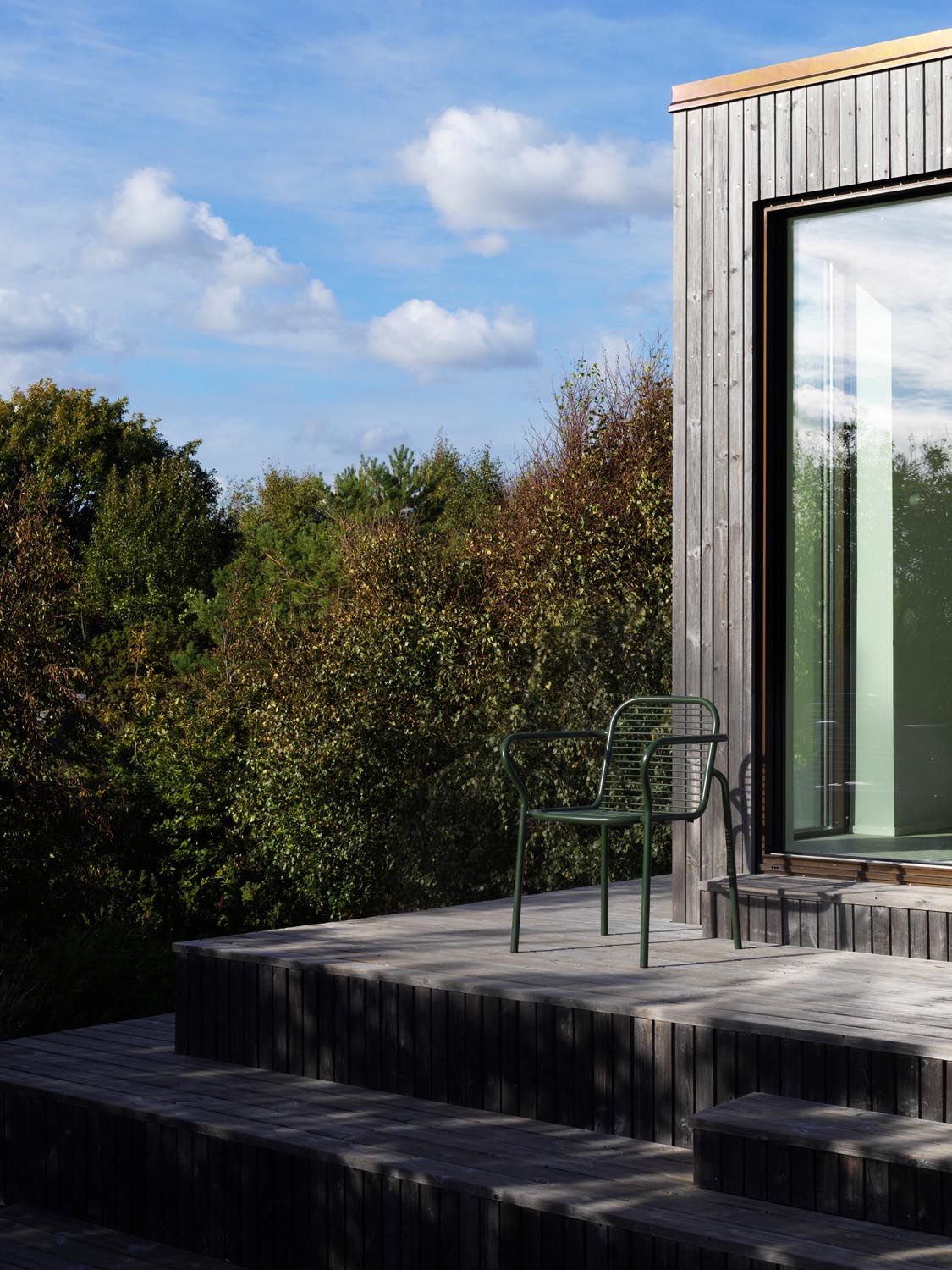 Vig Armlehnstuhl in Schwarz präsentiert im Onlineshop von KAQTU Design AG. Gartenstuhl mit Armlehnen ist von Normann Copenhagen