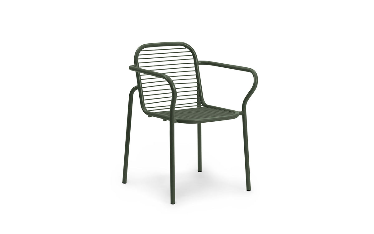Vig Armlehnstuhl in Dunkelgrün präsentiert im Onlineshop von KAQTU Design AG. Gartenstuhl mit Armlehnen ist von Normann Copenhagen