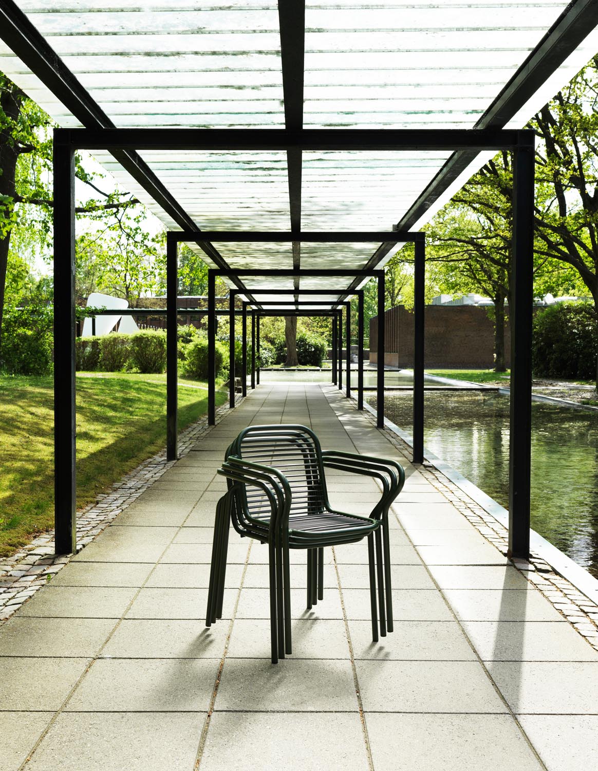 Vig Armlehnstuhl in Dunkelgrün präsentiert im Onlineshop von KAQTU Design AG. Gartenstuhl mit Armlehnen ist von Normann Copenhagen