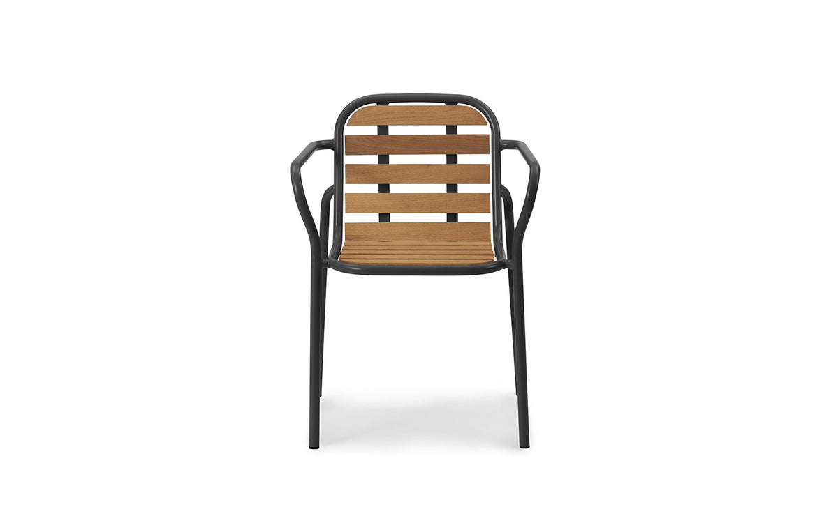 Vig Robinia Armlehnstuhl in Schwarz präsentiert im Onlineshop von KAQTU Design AG. Gartenstuhl mit Armlehnen ist von Normann Copenhagen