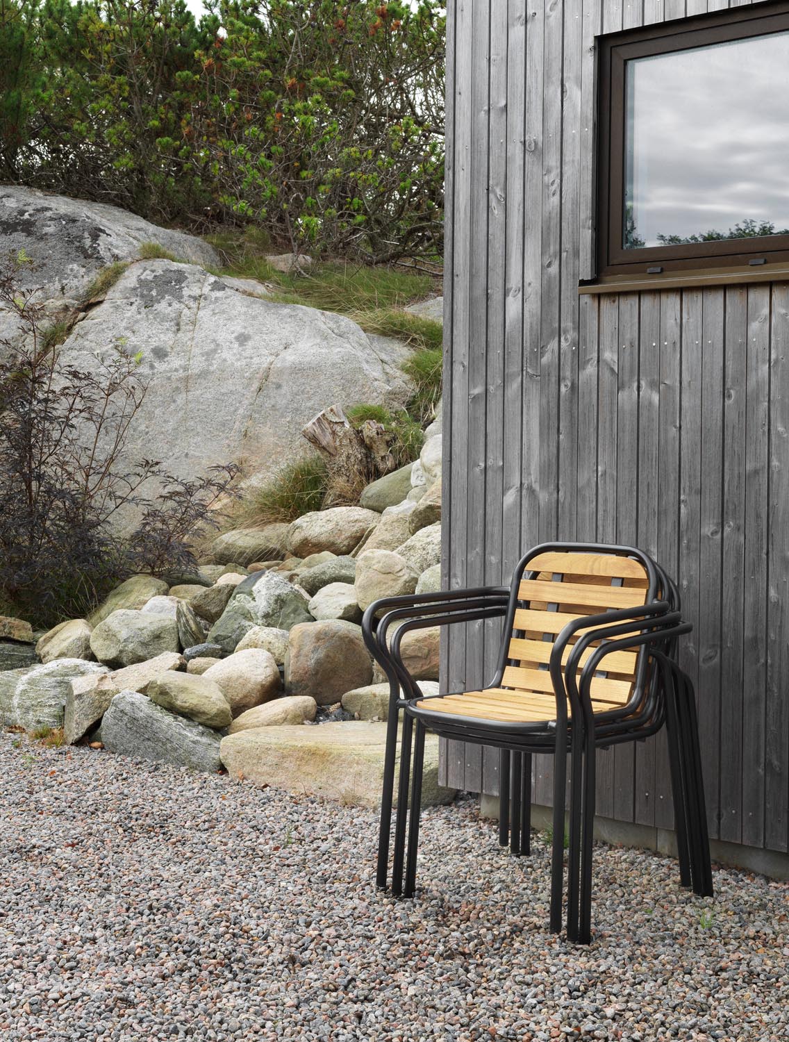Vig Robinia Armlehnstuhl in Schwarz präsentiert im Onlineshop von KAQTU Design AG. Gartenstuhl mit Armlehnen ist von Normann Copenhagen