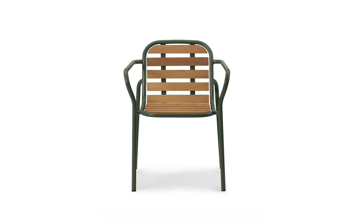 Vig Robinia Armlehnstuhl in Dunkelgrün präsentiert im Onlineshop von KAQTU Design AG. Gartenstuhl mit Armlehnen ist von Normann Copenhagen