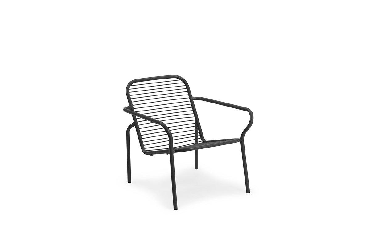 Vig Loungesessel in Schwarz präsentiert im Onlineshop von KAQTU Design AG. Outdoor-Sessel mit Armlehnen ist von Normann Copenhagen