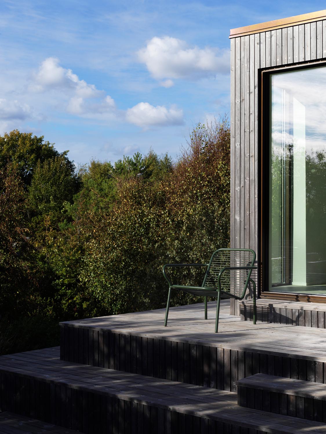 Vig Loungesessel in Schwarz präsentiert im Onlineshop von KAQTU Design AG. Outdoor-Sessel mit Armlehnen ist von Normann Copenhagen