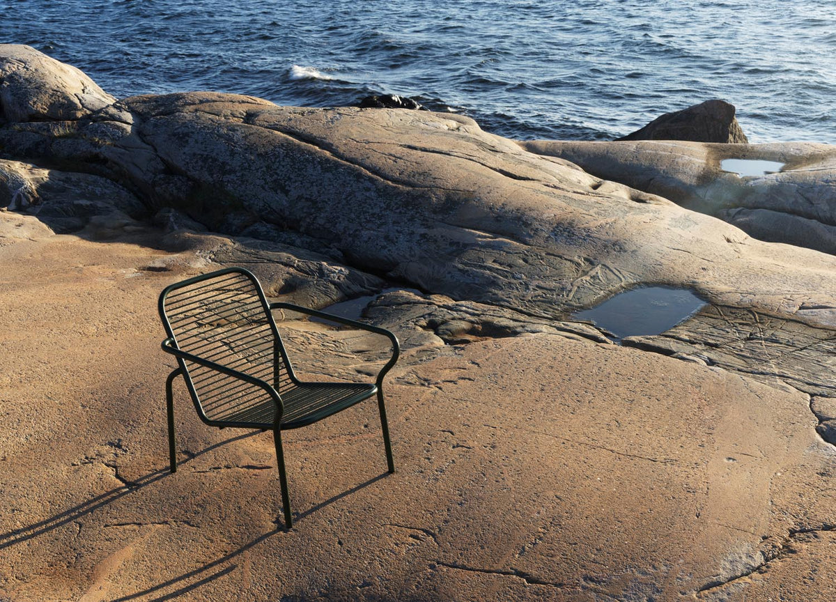 Vig Loungesessel in Schwarz präsentiert im Onlineshop von KAQTU Design AG. Outdoor-Sessel mit Armlehnen ist von Normann Copenhagen