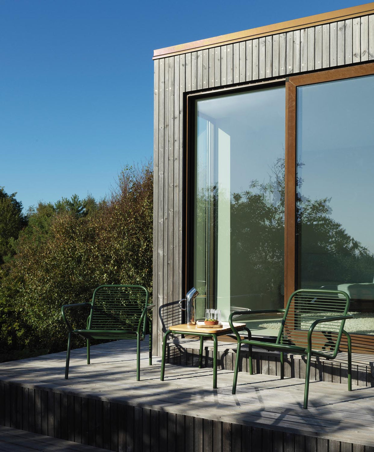 Vig Loungesessel in Dunkelgrün präsentiert im Onlineshop von KAQTU Design AG. Outdoor-Sessel mit Armlehnen ist von Normann Copenhagen