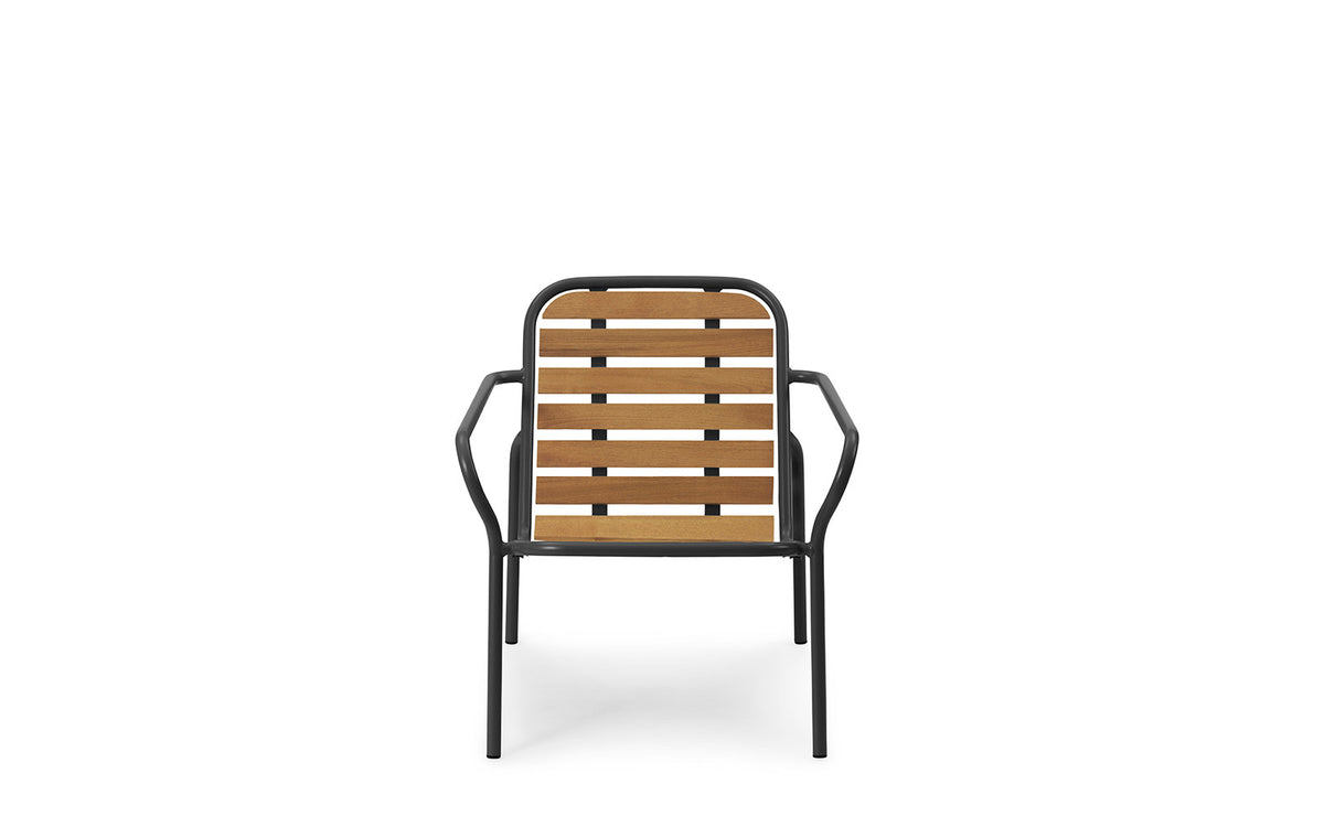 Vig Robinia Loungesessel in Schwarz präsentiert im Onlineshop von KAQTU Design AG. Outdoor-Sessel mit Armlehnen ist von Normann Copenhagen