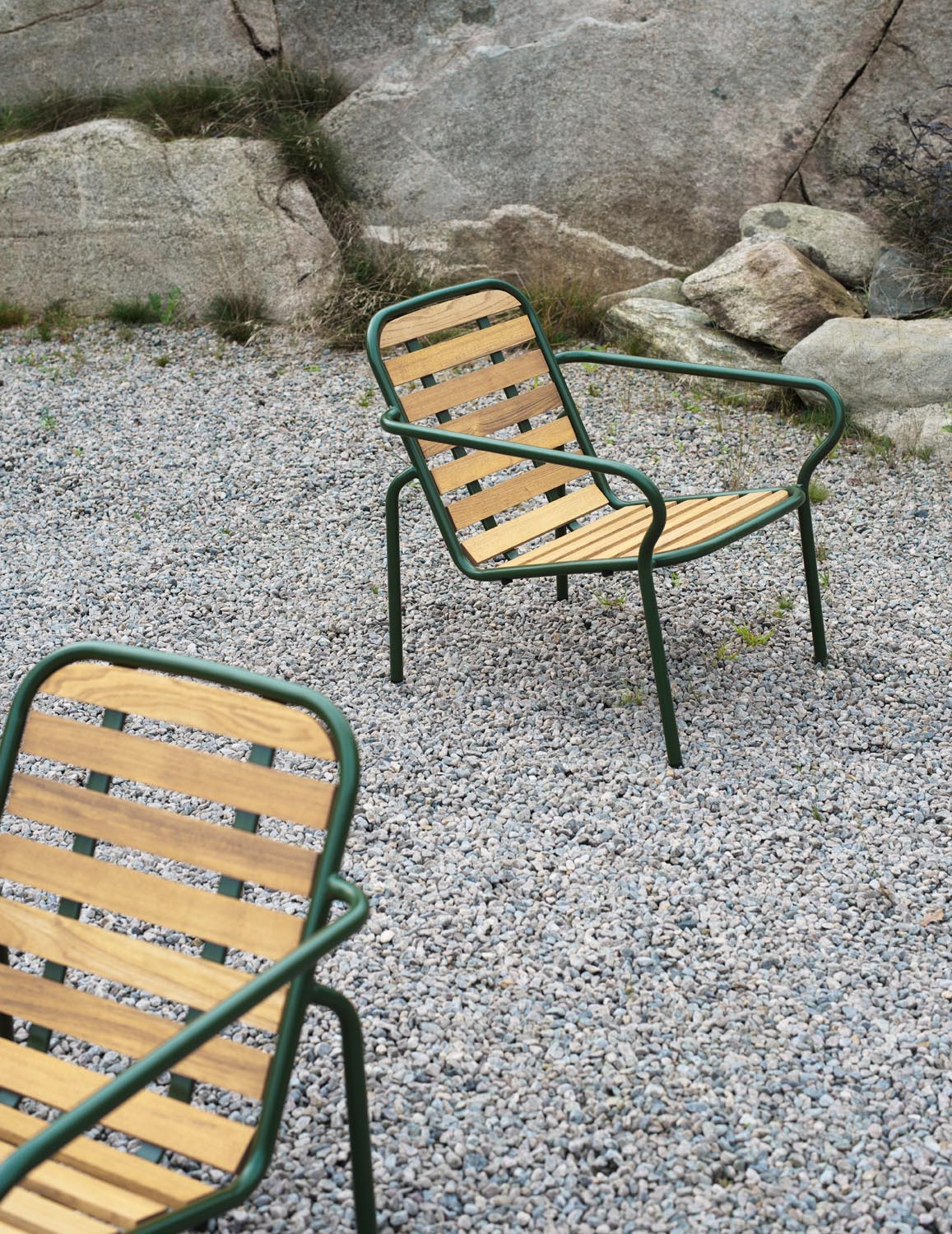 Vig Robinia Loungesessel in Dunkelgrün präsentiert im Onlineshop von KAQTU Design AG. Outdoor-Sessel mit Armlehnen ist von Normann Copenhagen