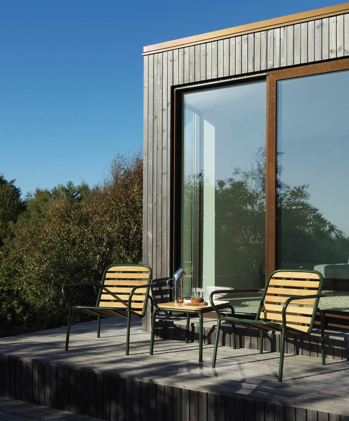Vig Robinia Loungesessel in Dunkelgrün präsentiert im Onlineshop von KAQTU Design AG. Outdoor-Sessel mit Armlehnen ist von Normann Copenhagen