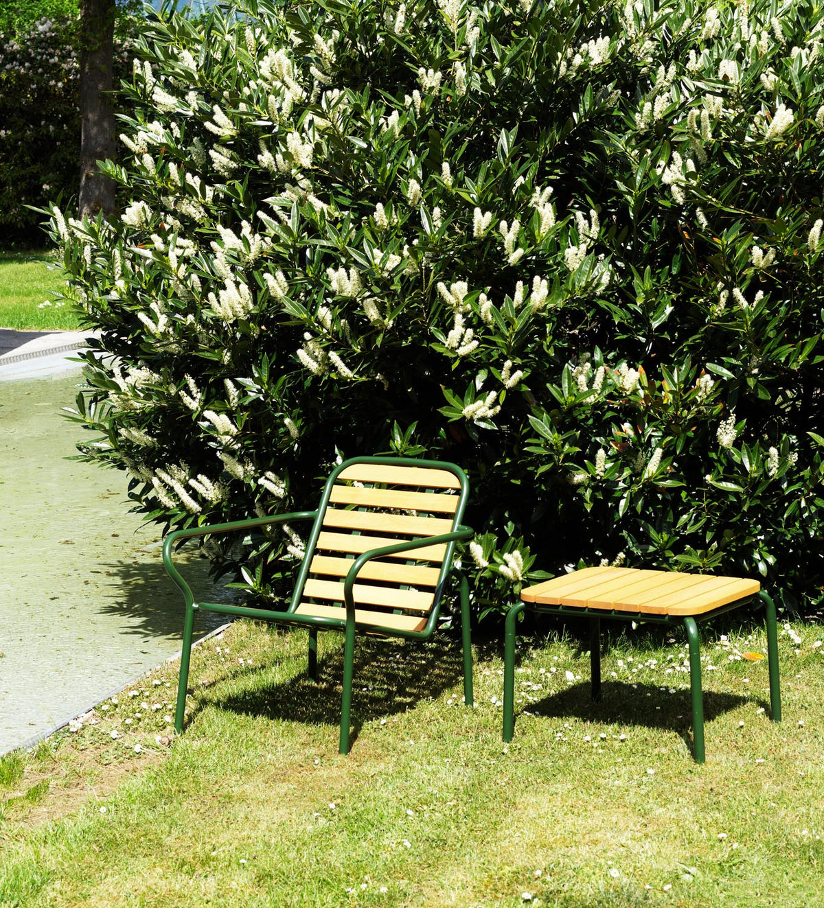 Vig Robinia Loungesessel in Dunkelgrün präsentiert im Onlineshop von KAQTU Design AG. Outdoor-Sessel mit Armlehnen ist von Normann Copenhagen