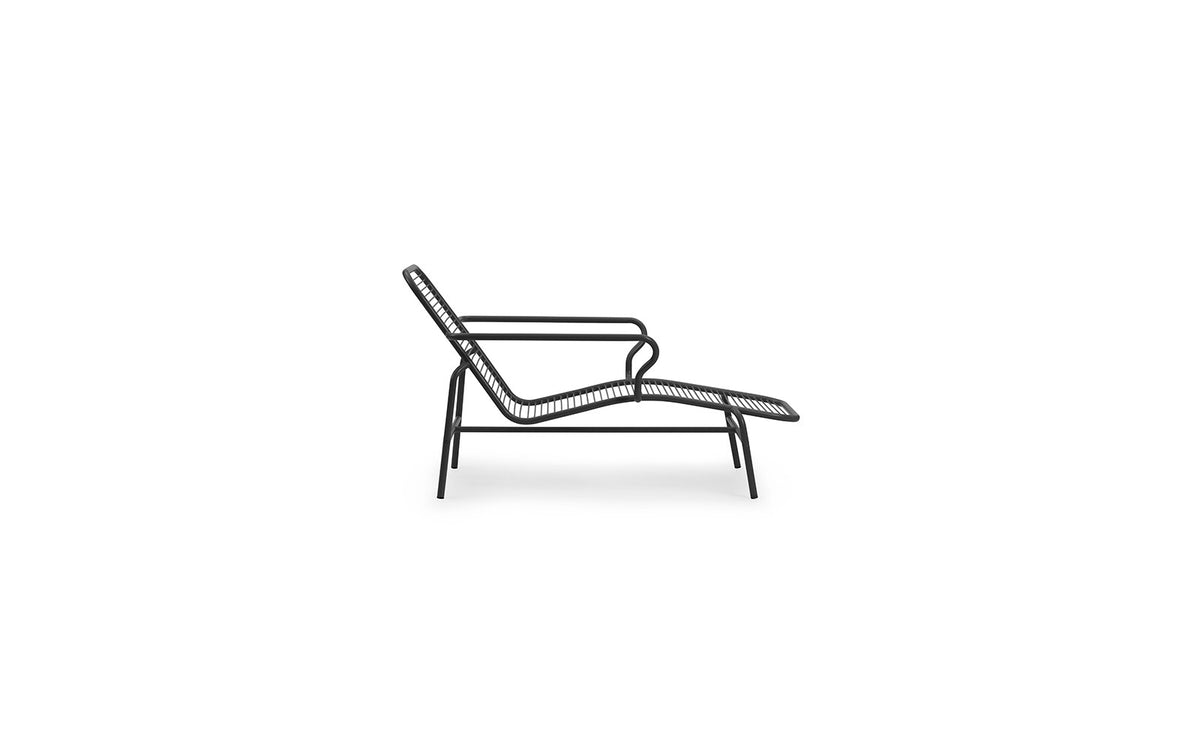 Vig Liegestuhl in Schwarz präsentiert im Onlineshop von KAQTU Design AG. Liegestuhl ist von Normann Copenhagen