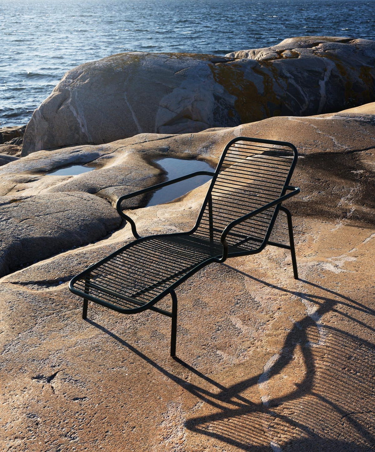 Vig Liegestuhl in Schwarz präsentiert im Onlineshop von KAQTU Design AG. Liegestuhl ist von Normann Copenhagen