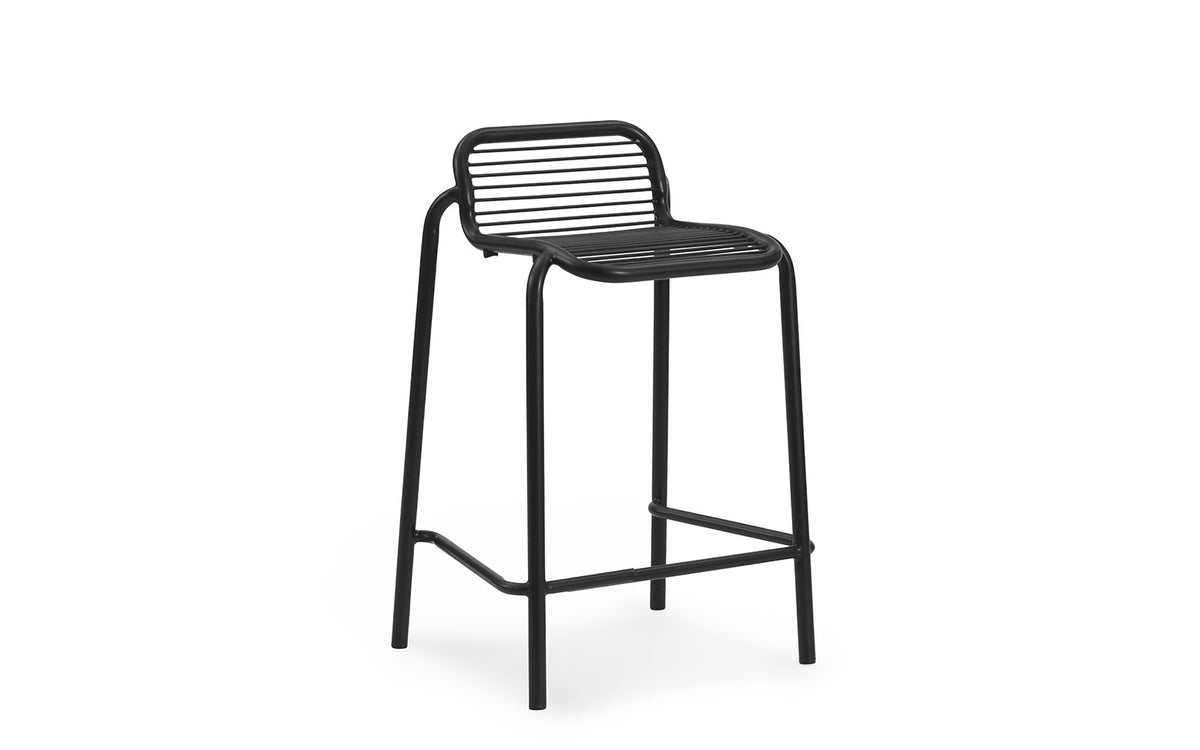 Vig Barhocker in Schwarz präsentiert im Onlineshop von KAQTU Design AG. Outdoor-Barstuhl ist von Normann Copenhagen