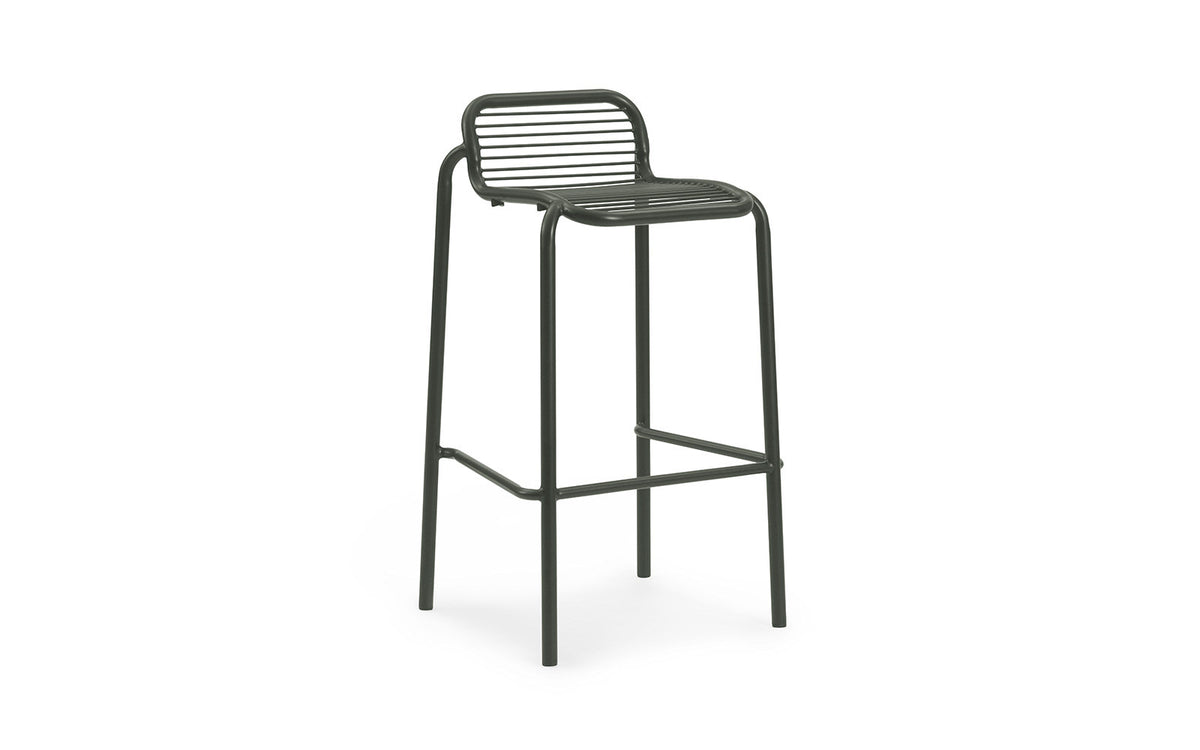 Vig Barhocker in Dunkelgrün präsentiert im Onlineshop von KAQTU Design AG. Outdoor-Barstuhl ist von Normann Copenhagen
