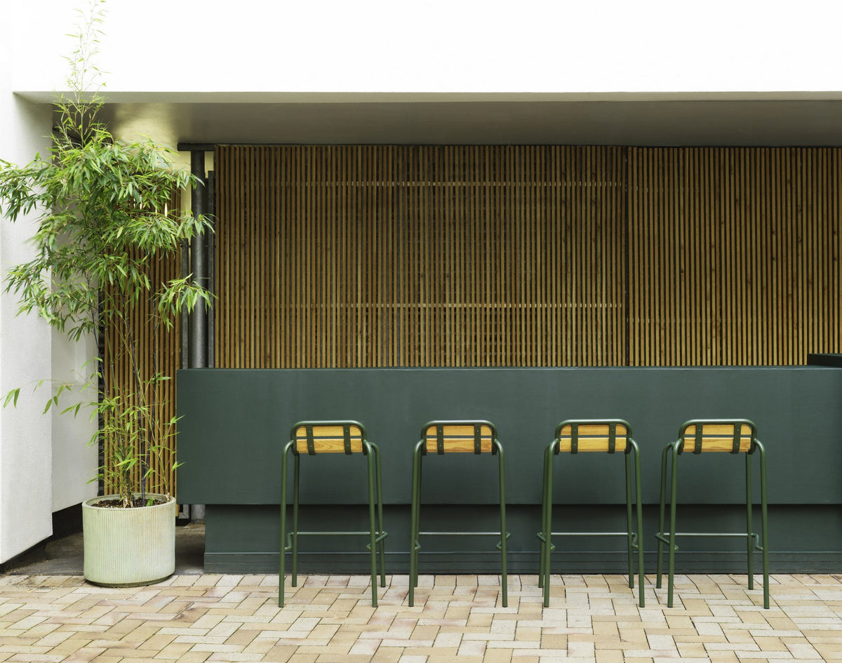 Schwarzer Barstuhl Vig mit Gestell aus pulverbeschichtetem Stahl und Sitzfläche aus geöltem Robinienholz, schlichtes Design für den Aussenbereich.