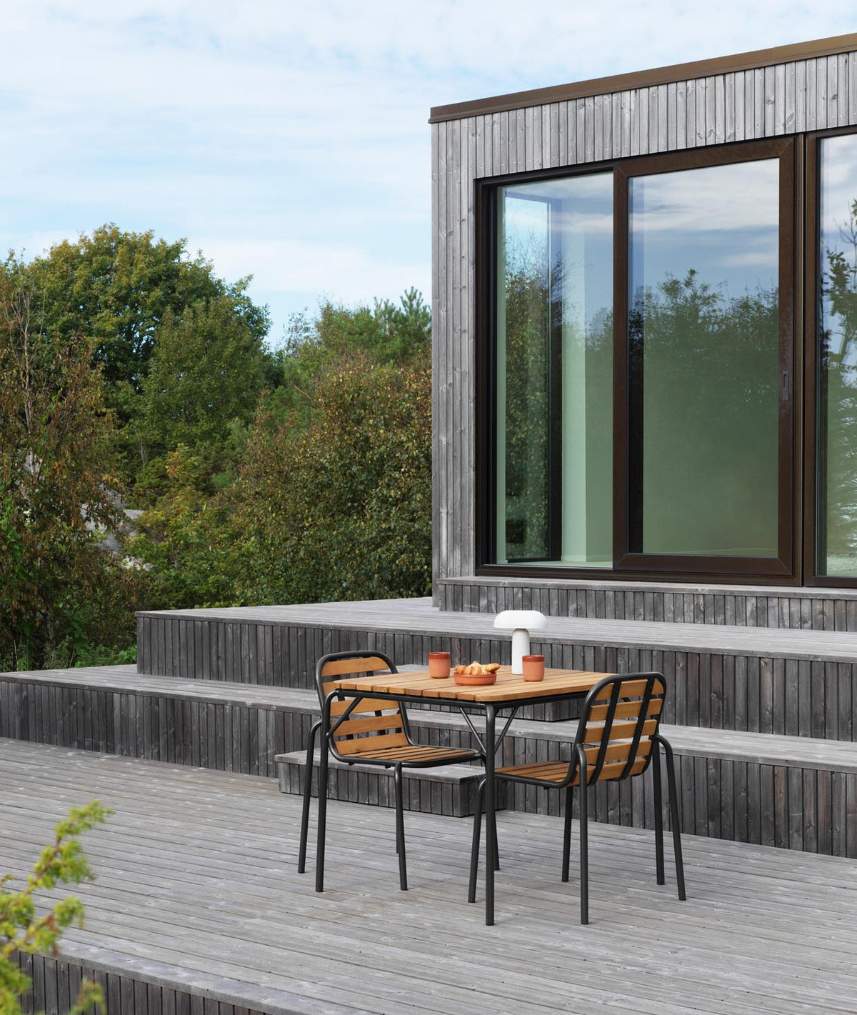 Vig Tisch 90 x 90 cm in Schwarz präsentiert im Onlineshop von KAQTU Design AG. Gartentisch ist von Normann Copenhagen