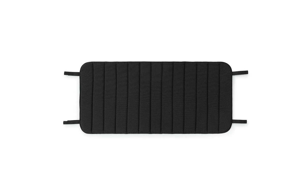 Flaches schwarzes Sitzkissen aus Memory-Schaum mit Polyester-Bezug und Paspelierung, mit Klettbändern zur Befestigung am Lounge-Sessel.