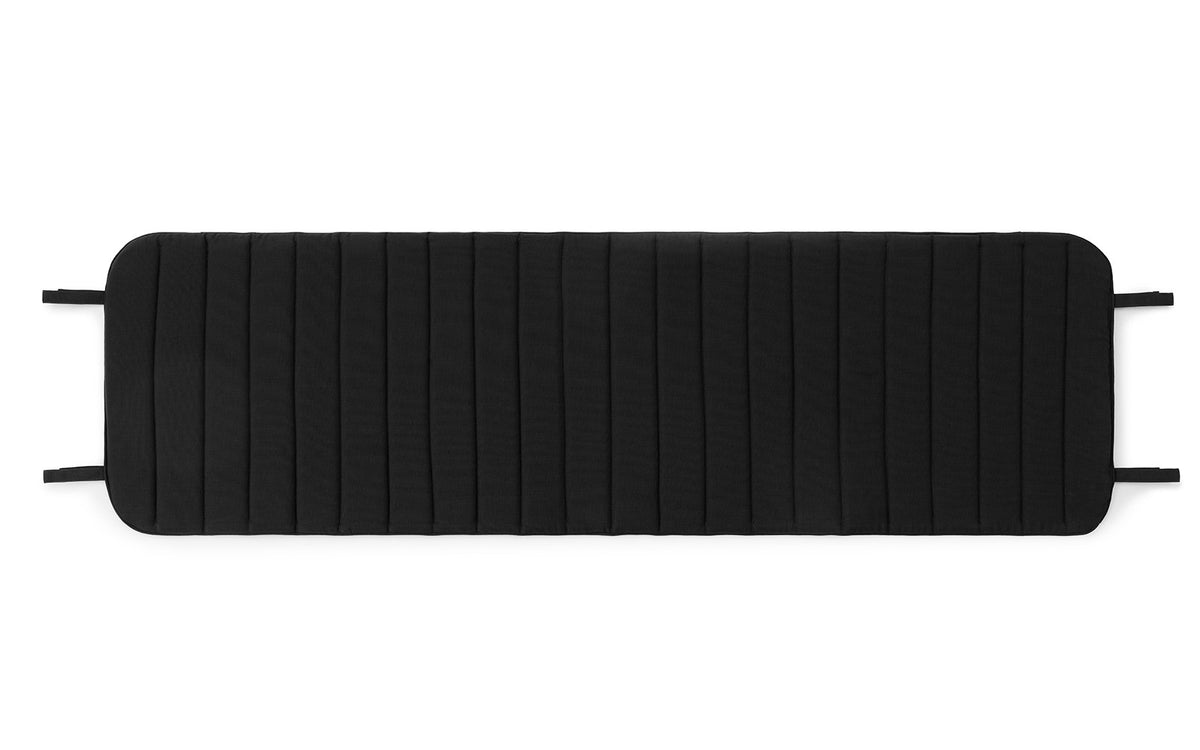 Schwarzes Sitzkissen der Vig Serie von Normann Copenhagen aus Memory-Schaum und Polyester, mit Klettbändern und Paspelierung.