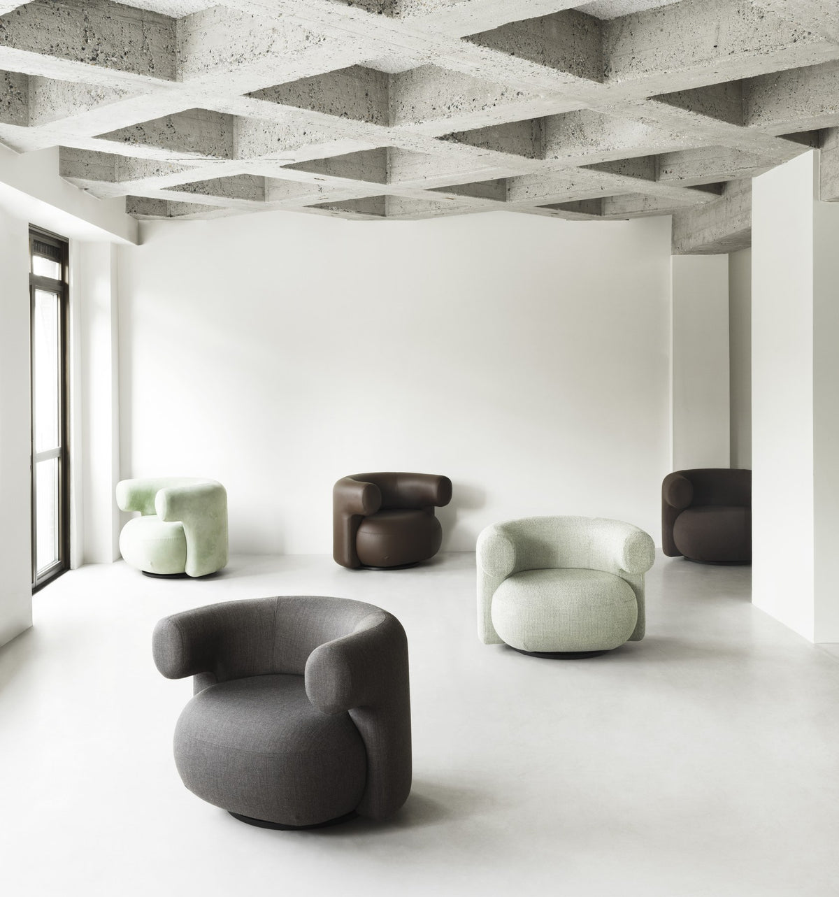 Grauer Burra Lounge-Sessel von Normann Copenhagen mit rundem, gepolstertem Sitz, geschwungener Rückenlehne und Drehfuss aus Holz.