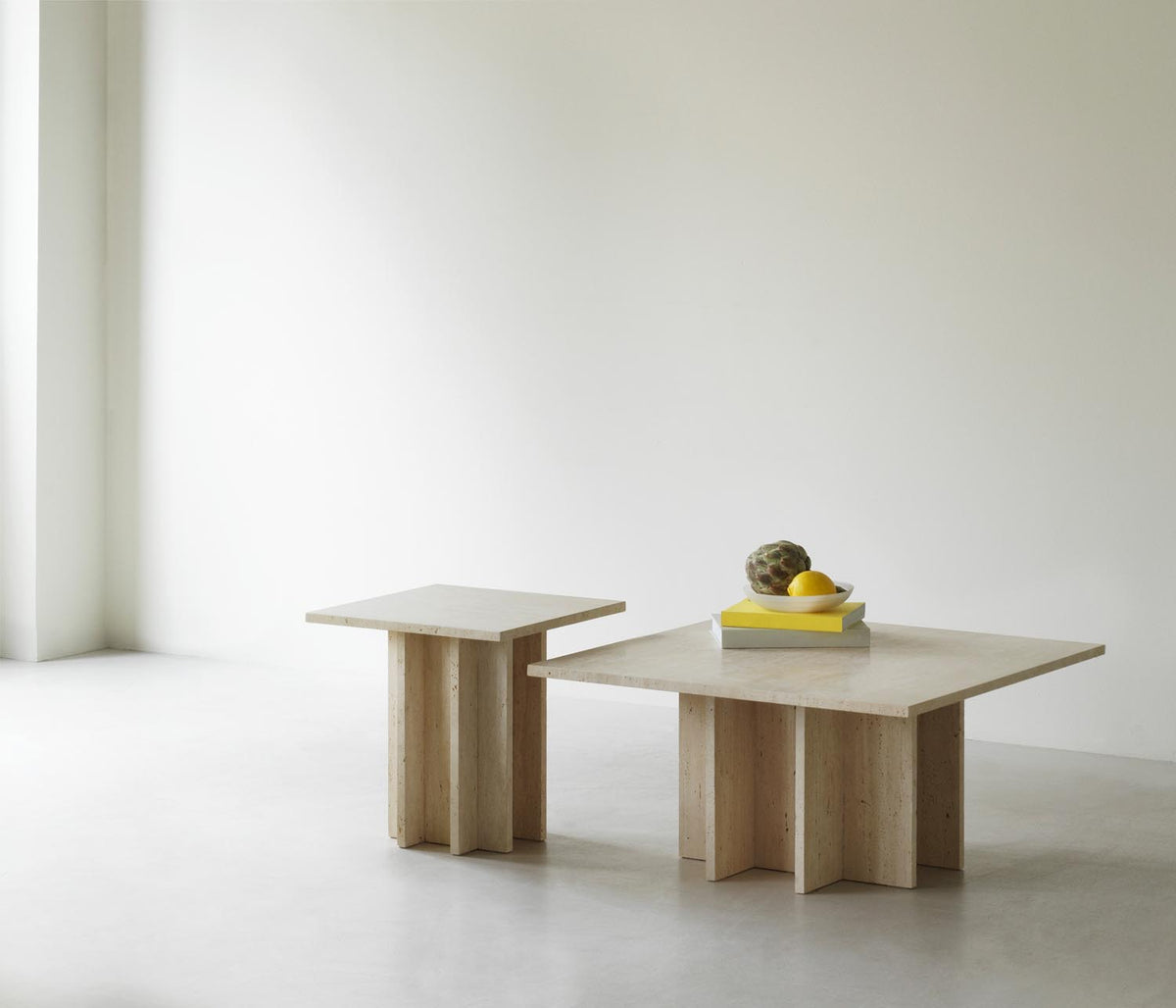 Edge Couchtisch Gross Travertin in präsentiert im Onlineshop von KAQTU Design AG. Couchtisch ist von Normann Copenhagen