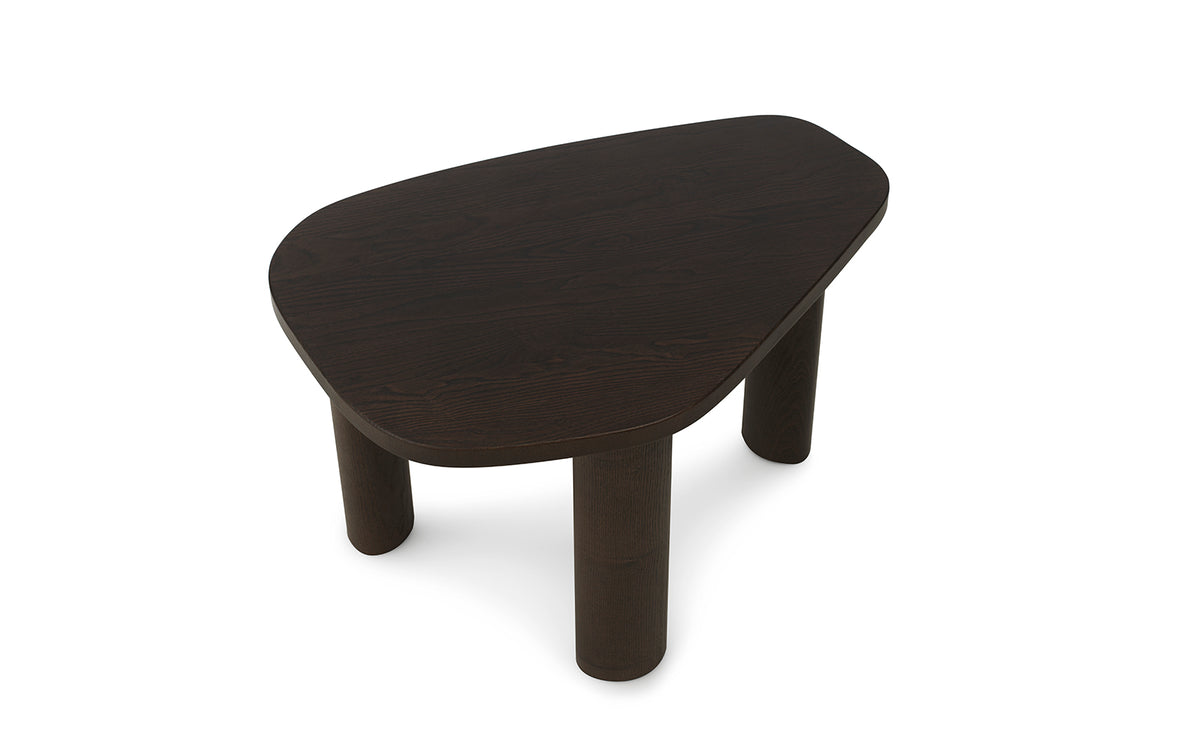 Sculp Couchtisch Klein Braun Gebeiztes Eschenholz in Brown präsentiert im Onlineshop von KAQTU Design AG. Couchtisch ist von Normann Copenhagen