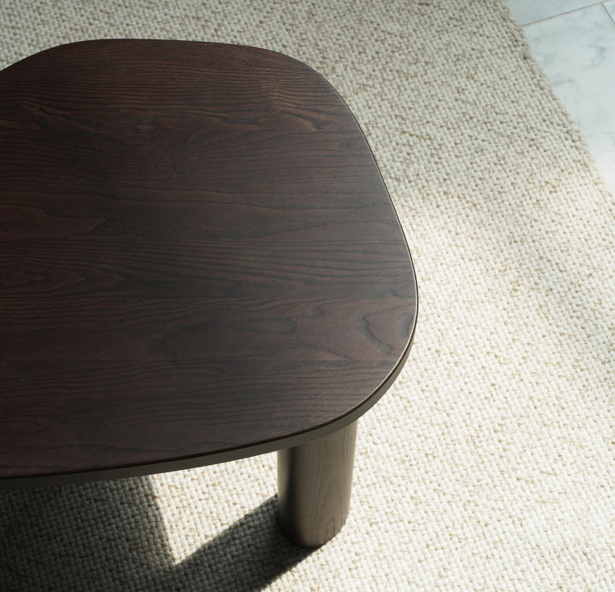 Sculp Couchtisch Klein Braun Gebeiztes Eschenholz in Brown präsentiert im Onlineshop von KAQTU Design AG. Couchtisch ist von Normann Copenhagen