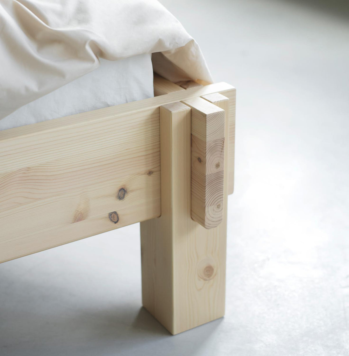 Notch Bettgestell in Beige präsentiert im Onlineshop von KAQTU Design AG. Bett ist von Normann Copenhagen