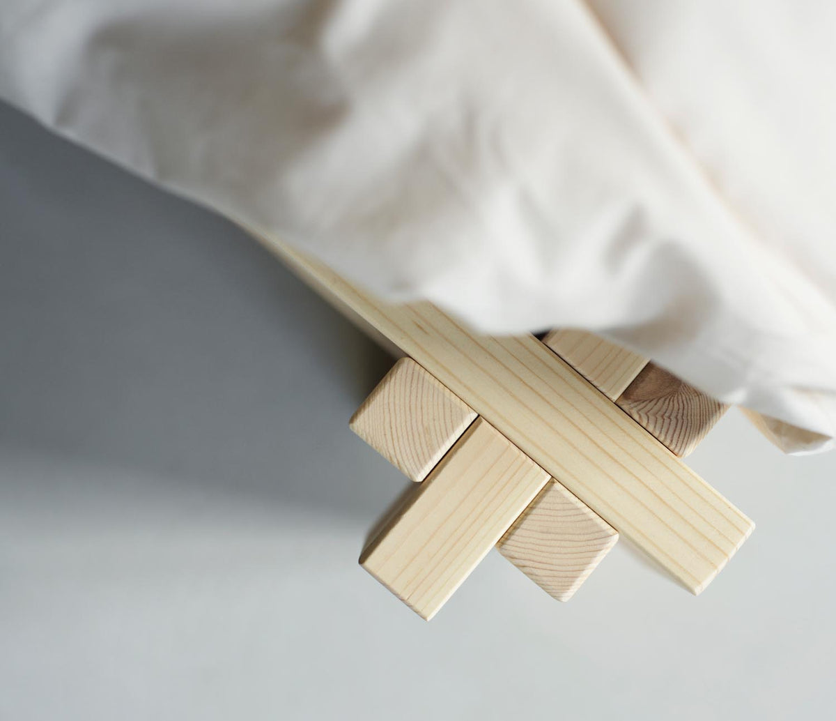 Notch Bettgestell in Beige präsentiert im Onlineshop von KAQTU Design AG. Bett ist von Normann Copenhagen
