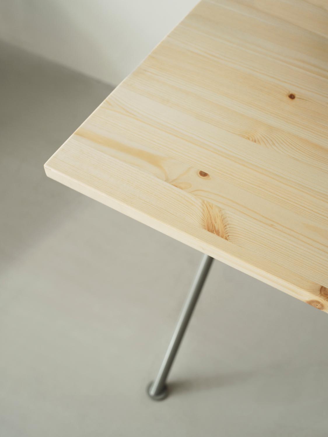 Kip Schreibtisch in präsentiert im Onlineshop von KAQTU Design AG. Schreibtisch ist von Normann Copenhagen