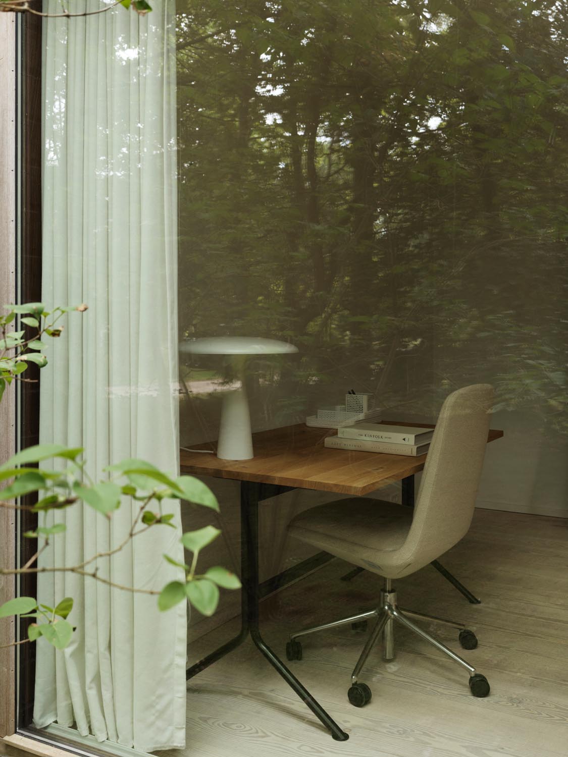 Kip Schreibtisch in präsentiert im Onlineshop von KAQTU Design AG. Schreibtisch ist von Normann Copenhagen