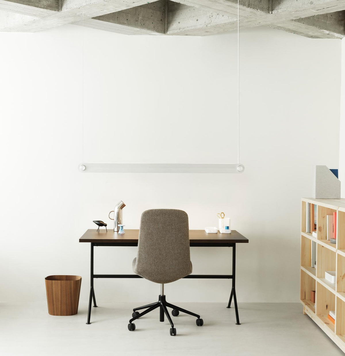 Kip Schreibtisch in präsentiert im Onlineshop von KAQTU Design AG. Schreibtisch ist von Normann Copenhagen