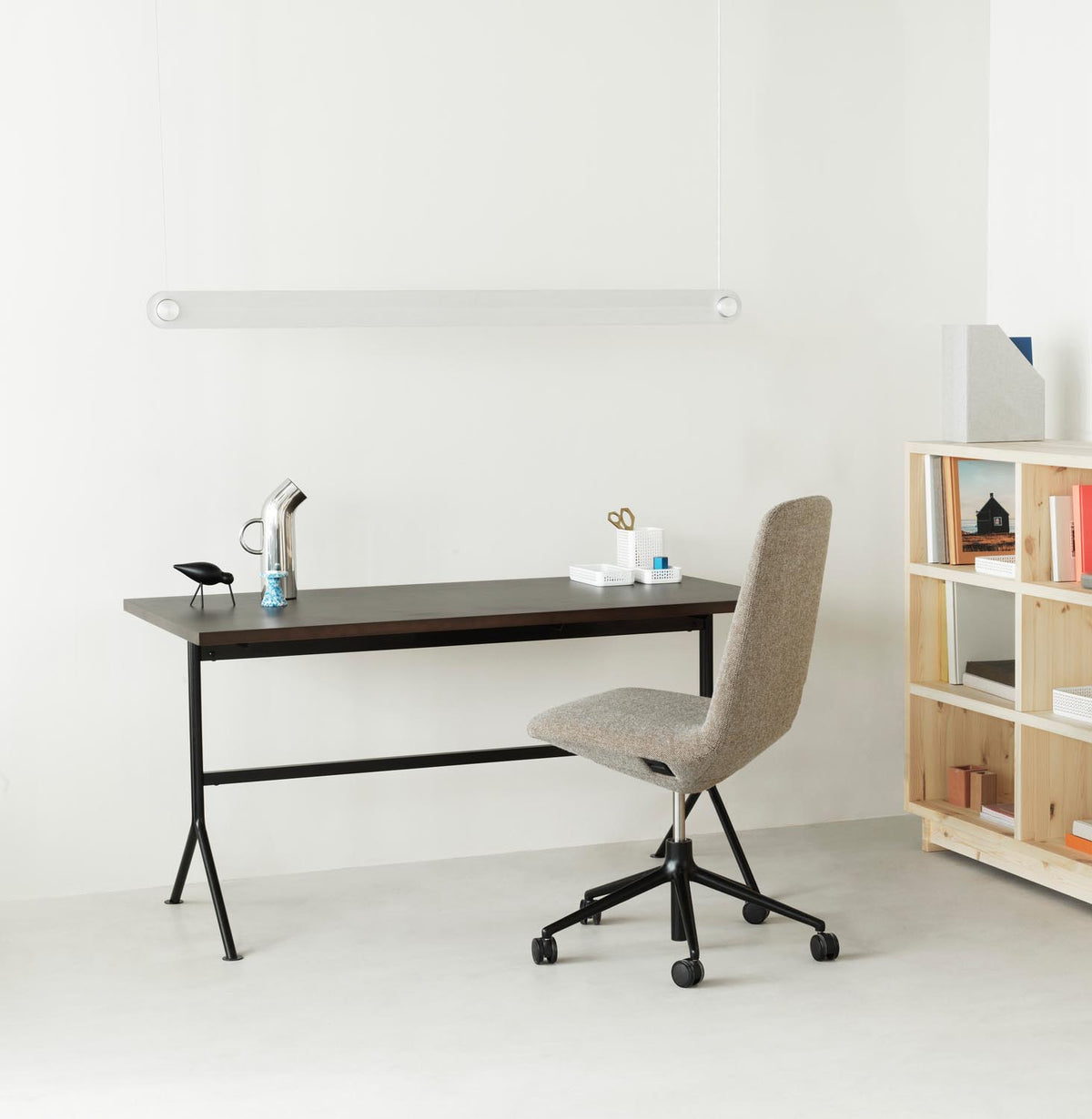 Kip Schreibtisch in präsentiert im Onlineshop von KAQTU Design AG. Schreibtisch ist von Normann Copenhagen