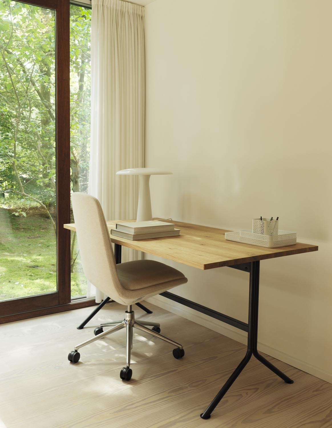 Kip Schreibtisch in präsentiert im Onlineshop von KAQTU Design AG. Schreibtisch ist von Normann Copenhagen