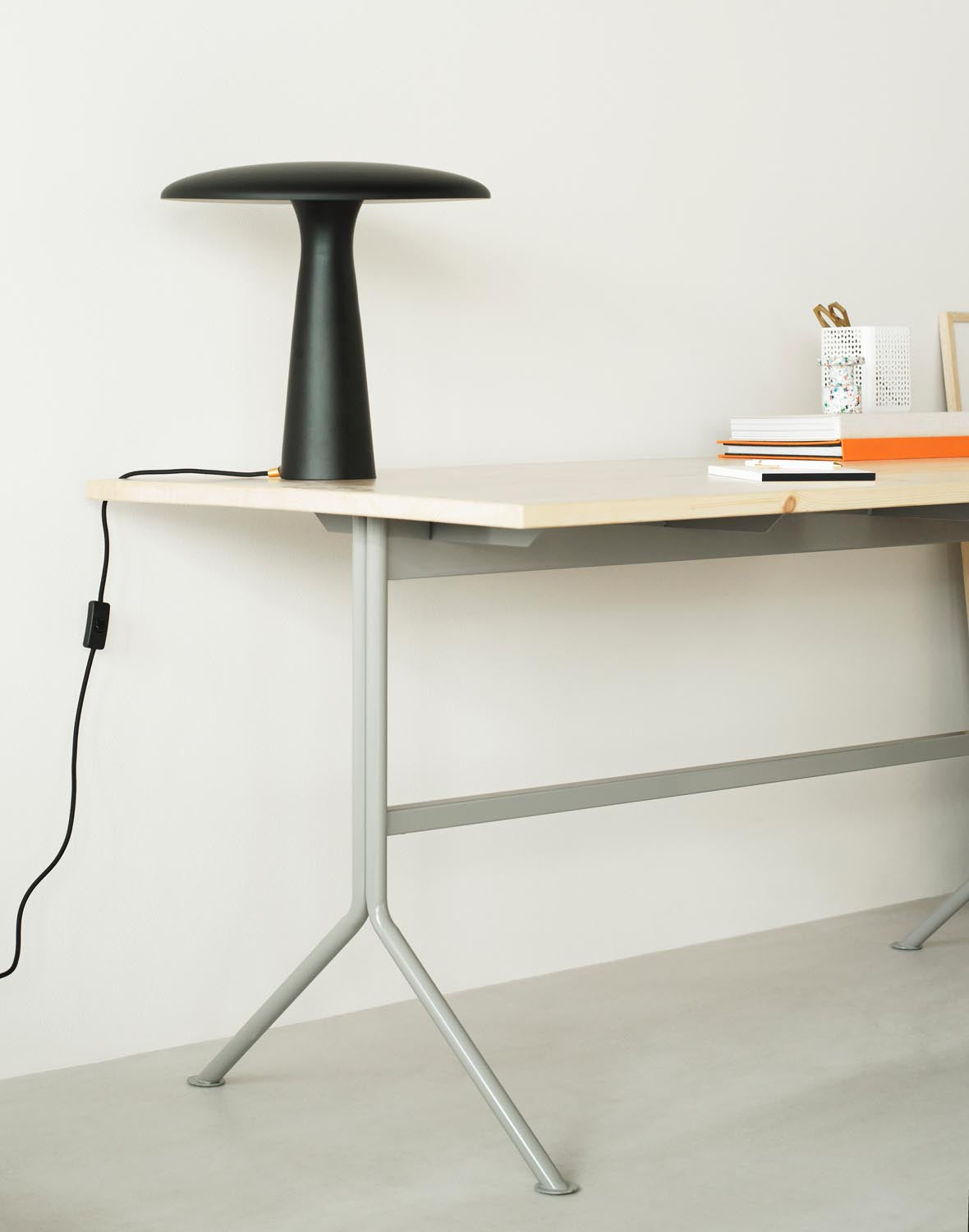 Kip Schreibtisch in präsentiert im Onlineshop von KAQTU Design AG. Schreibtisch ist von Normann Copenhagen