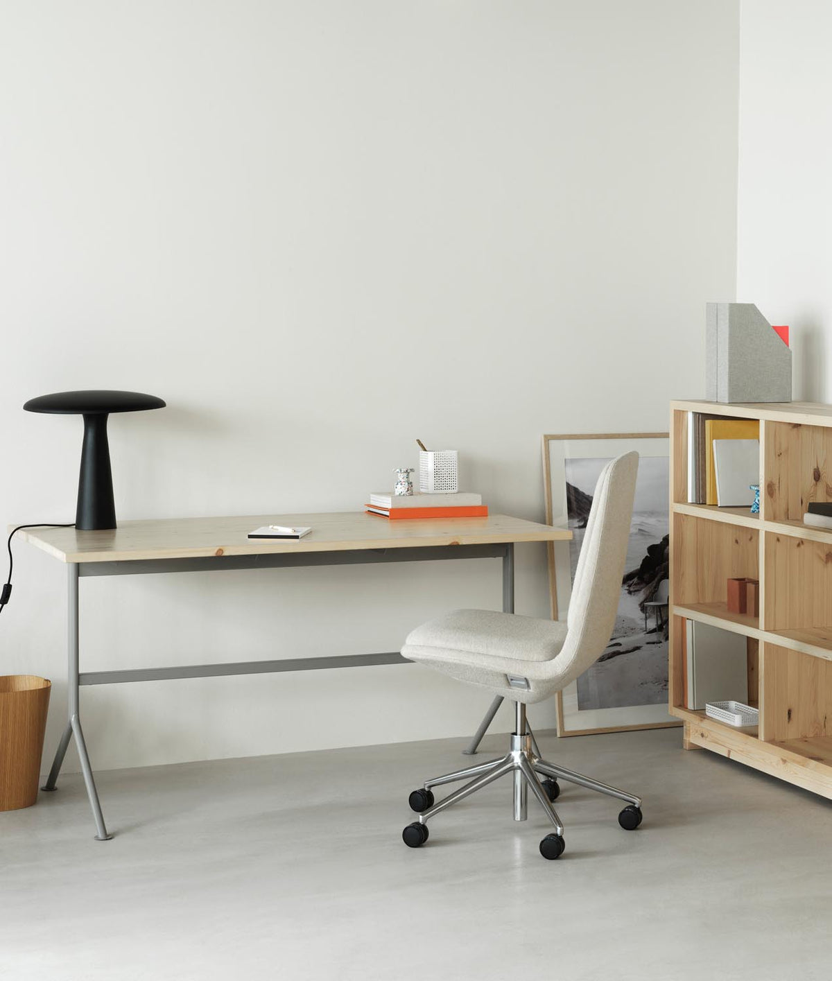 Kip Schreibtisch in präsentiert im Onlineshop von KAQTU Design AG. Schreibtisch ist von Normann Copenhagen