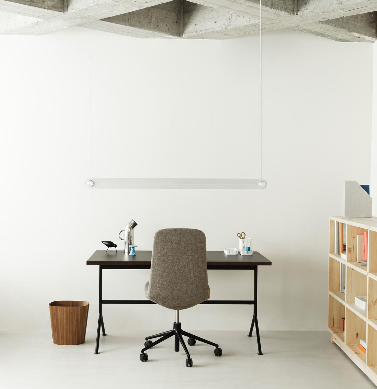 Kip Schreibtisch in präsentiert im Onlineshop von KAQTU Design AG. Schreibtisch ist von Normann Copenhagen