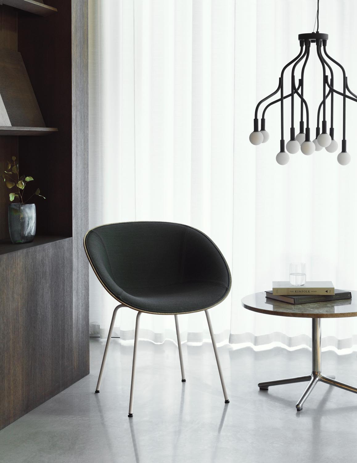Vekst Lampe Klein EU Schwarz in Black präsentiert im Onlineshop von KAQTU Design AG. Pendelleuchte ist von Normann Copenhagen