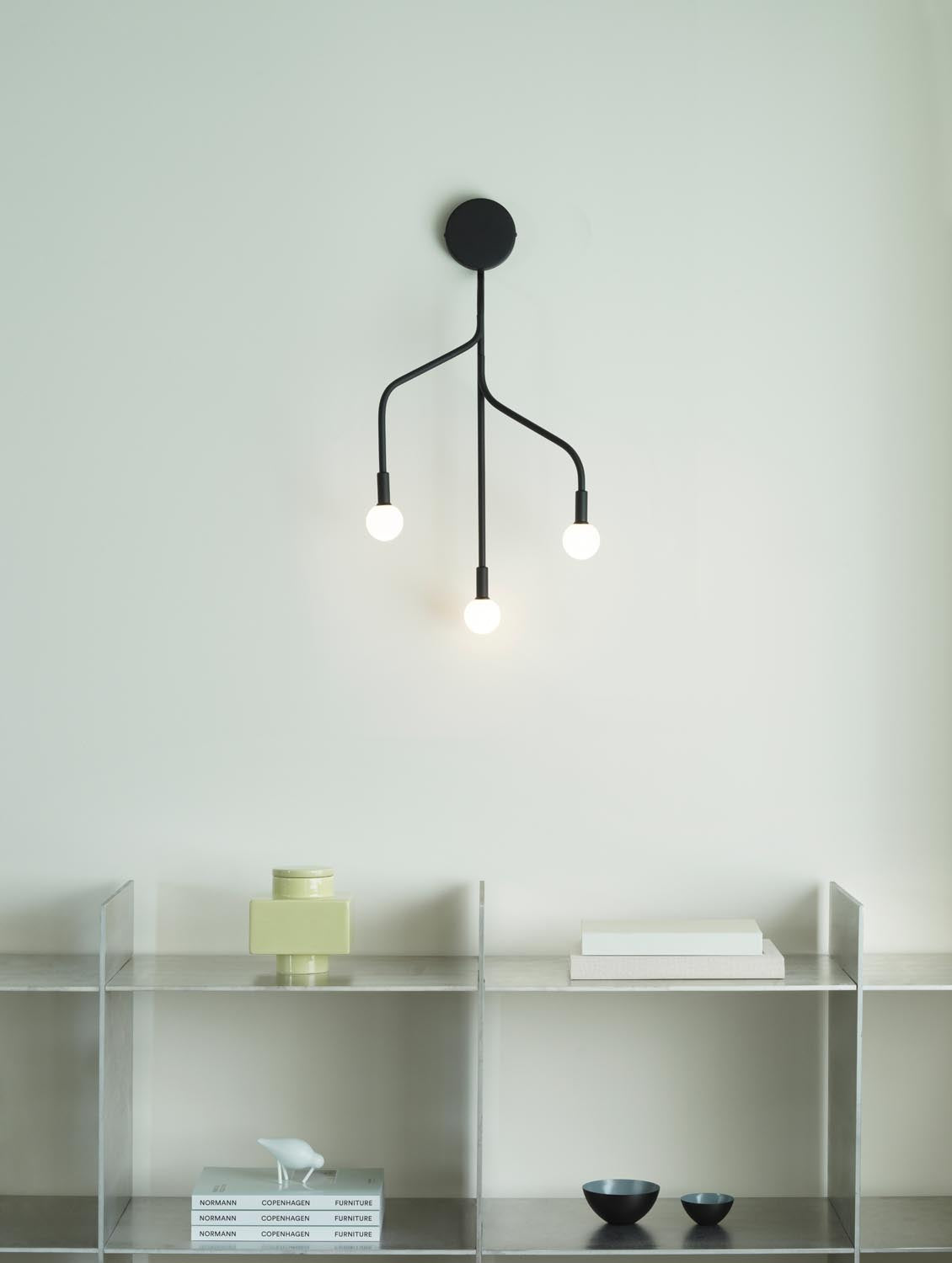 Vekst Wandlampe EU Schwarz in Black präsentiert im Onlineshop von KAQTU Design AG. Wandleuchte ist von Normann Copenhagen