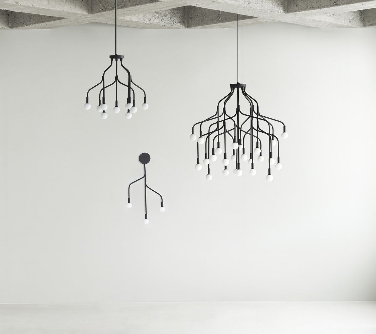 Pendelleuchte Vekst Klein von Normann Copenhagen mit schwarzen, astförmigen Armen aus pulverbeschichtetem Stahl und Opalglas-Kugeln am Ende.