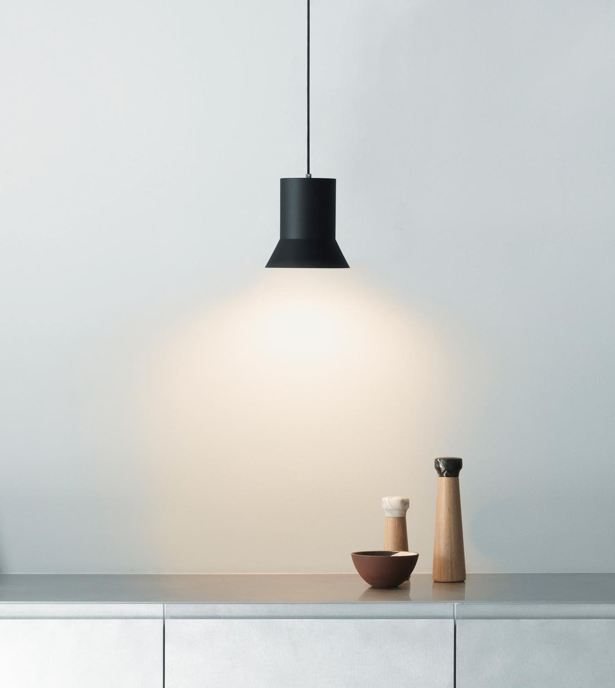Hat Leuchte Mittel EU in präsentiert im Onlineshop von KAQTU Design AG. Pendelleuchte ist von Normann Copenhagen
