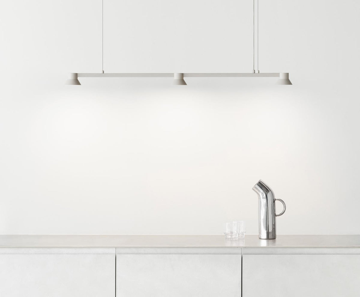 Hat Leuchte Linear Klein EU in präsentiert im Onlineshop von KAQTU Design AG. Pendelleuchte ist von Normann Copenhagen