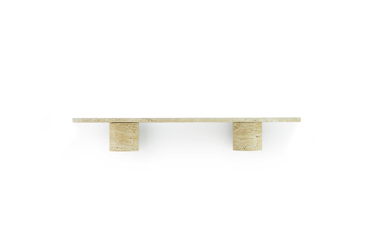 Wandregal Sten 80 cm in Travertin von Normann Copenhagen: schlichte Steinplatte auf zwei abgerundeten Regalträgern aus Naturstein.