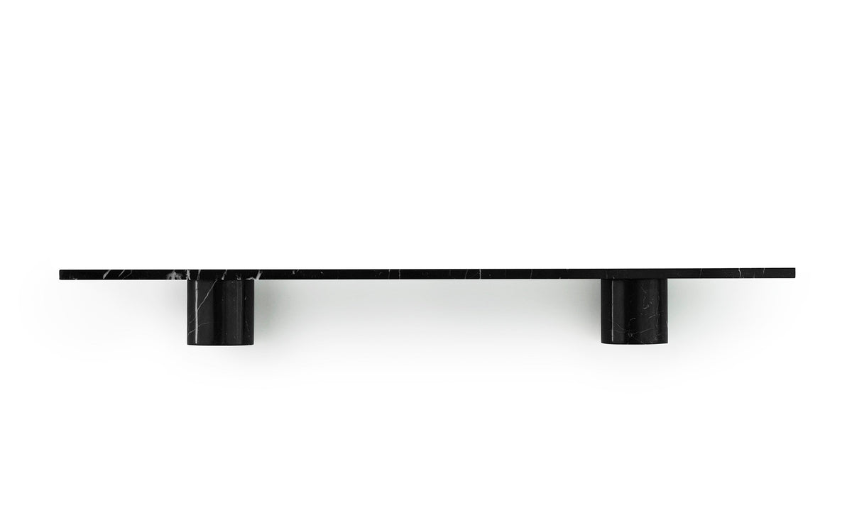 Wandregal aus schwarzem Nero Marquina Marmor mit gerader Steinplatte auf zwei runden Marmor-Trägern, Design von Simon Legald.