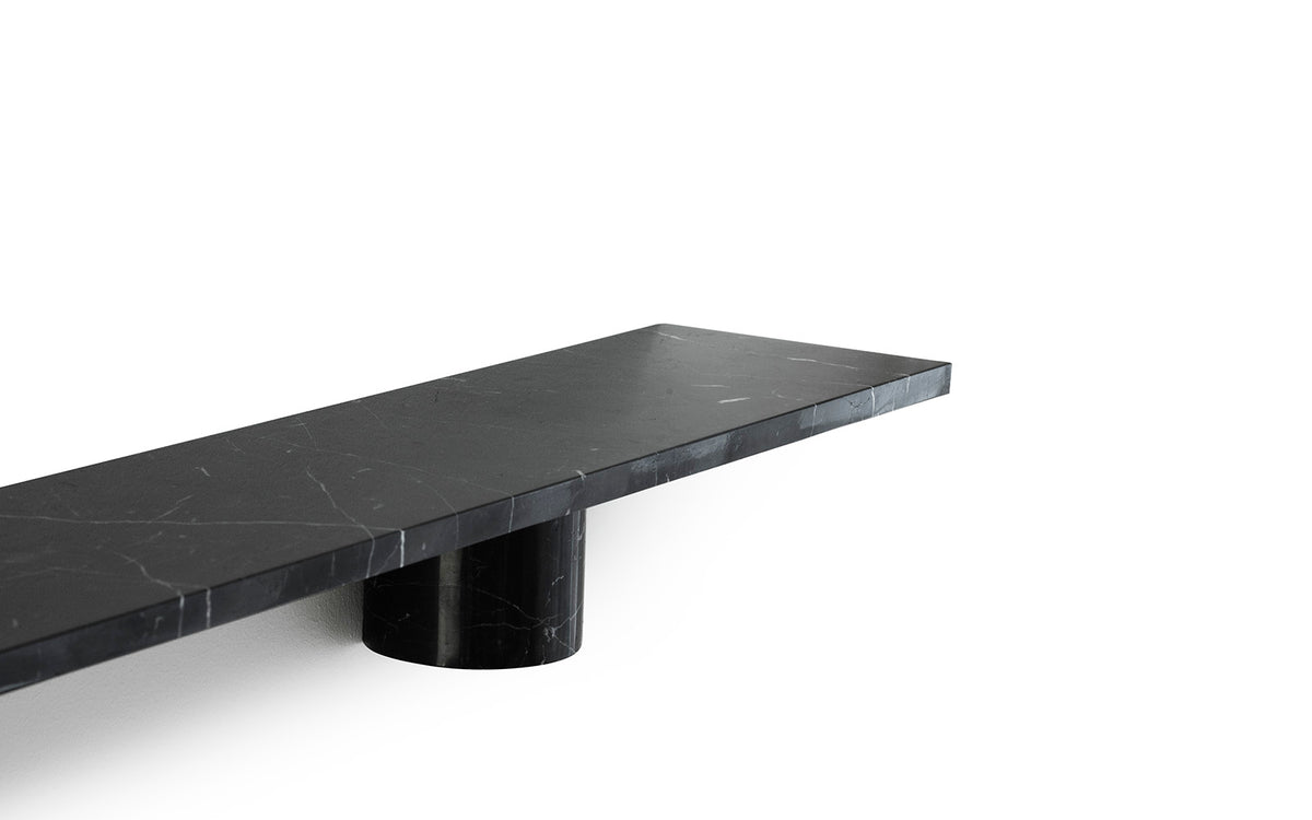 Wandregal aus schwarzem Nero Marquina Marmor mit gerader Steinplatte auf zwei runden Marmor-Trägern, Design von Simon Legald.