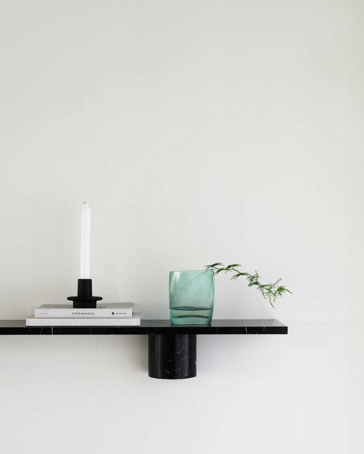 Wandregal aus schwarzem Nero Marquina Marmor mit gerader Steinplatte auf zwei runden Marmor-Trägern, Design von Simon Legald.