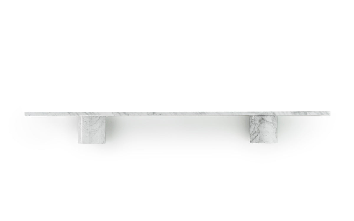 Weisses Wandregal aus massivem Carrara Marmor mit abgerundeten Steinträgern, montiert an einer Wand, skandinavisches Design von Normann Copenhagen.