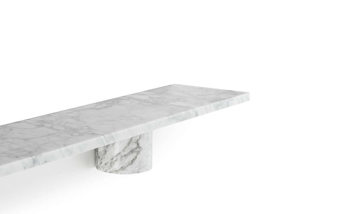 Weisses Wandregal aus massivem Carrara Marmor mit abgerundeten Steinträgern, montiert an einer Wand, skandinavisches Design von Normann Copenhagen.