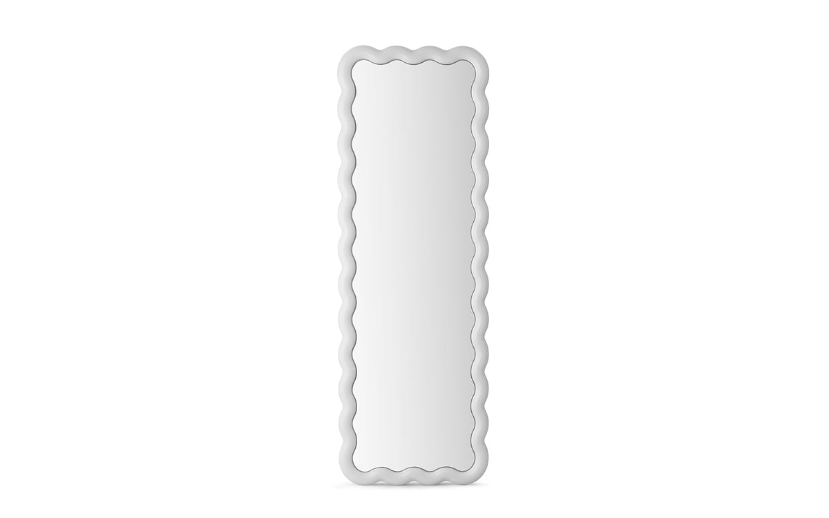 Illu Spiegel 160 x 55 cm von Normann Copenhagen mit wellenförmigem Stahlrahmen, LED-Beleuchtung und Glasspiegel aus PMMA.
